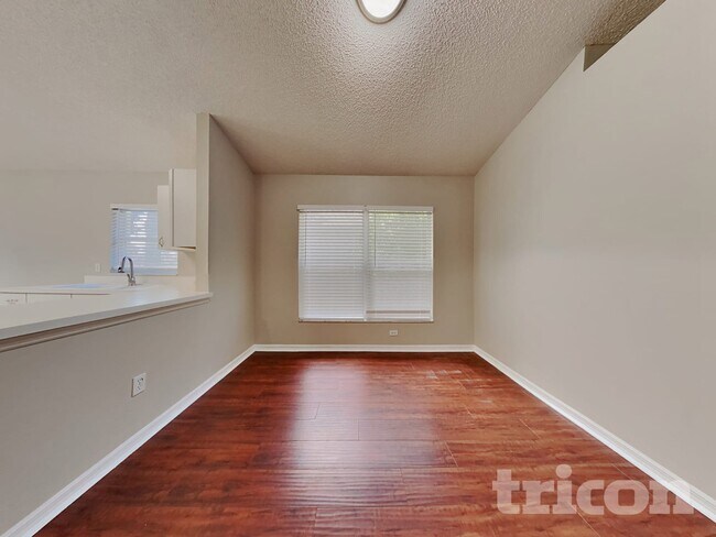 Foto del edificio - 545 Randon Terrace