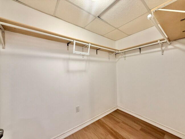 Building Photo - 1 BED - 1 BATH - MISSISSAUGA - BASEMENT