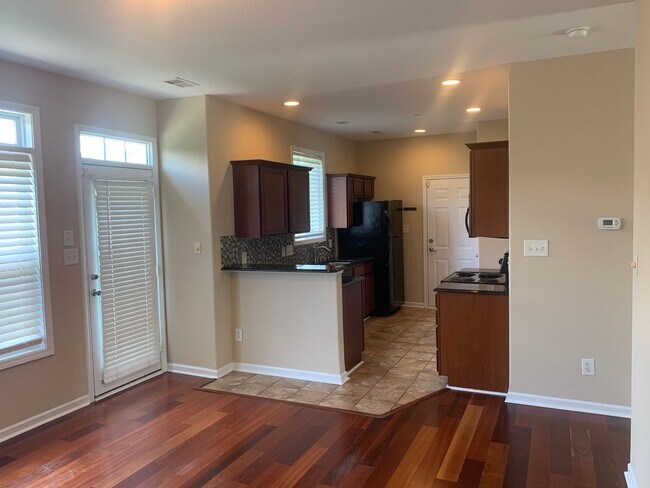 Foto del edificio - Pristine, Move in Ready home located in th...