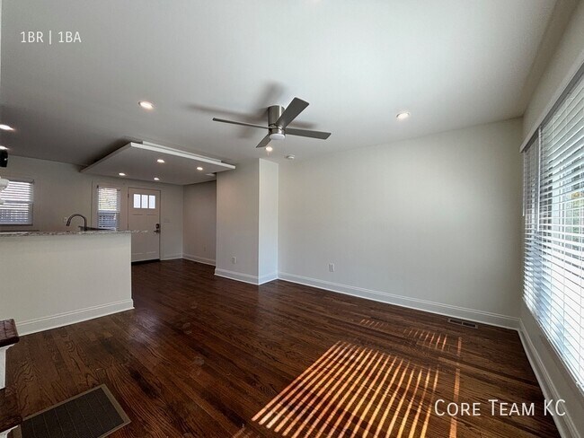 Building Photo - Renovated 1 Bed + Den Townhome in South Plaza