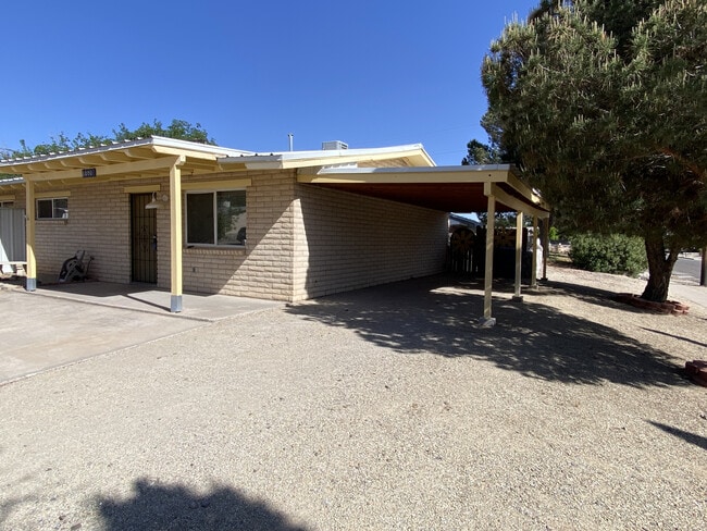 Front of home with carport - 1000 Glendale Dr