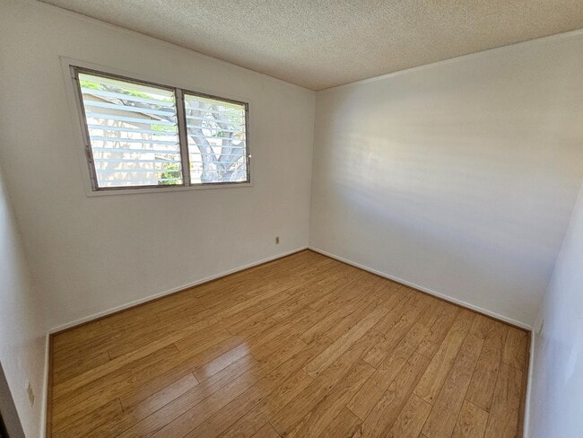 Foto del edificio - 3 bedroom, 1.5 bathroom and 2 parking condo.