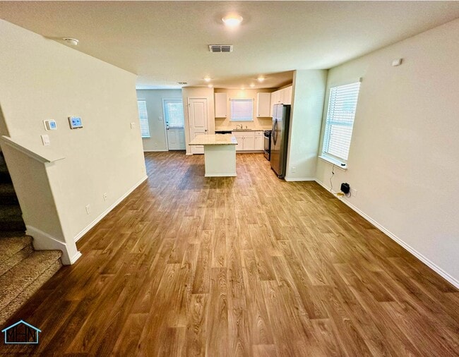 Foto del edificio - Welcome to Your Dream Home! A Stunning 2-story House with 4 spacious bedrooms and 2.5 baths!