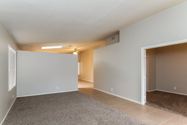 Building Photo - 932 Clubview Dr