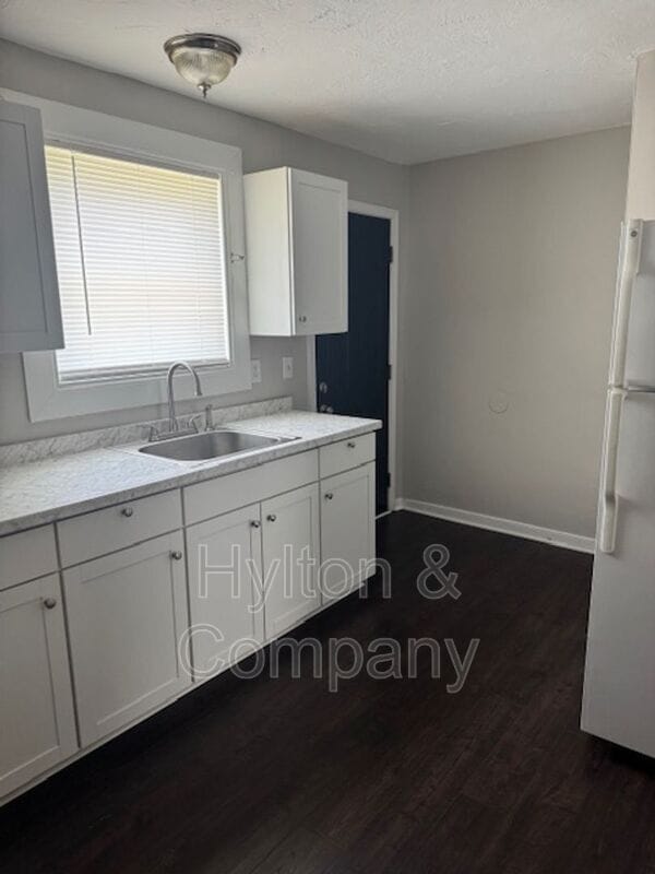 Building Photo - 1703 Lamb Ave
