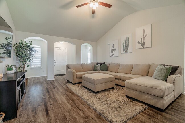 Foto del edificio - Like New Home LOADED w/Amenities at Lakewood S/D in Lowell!
