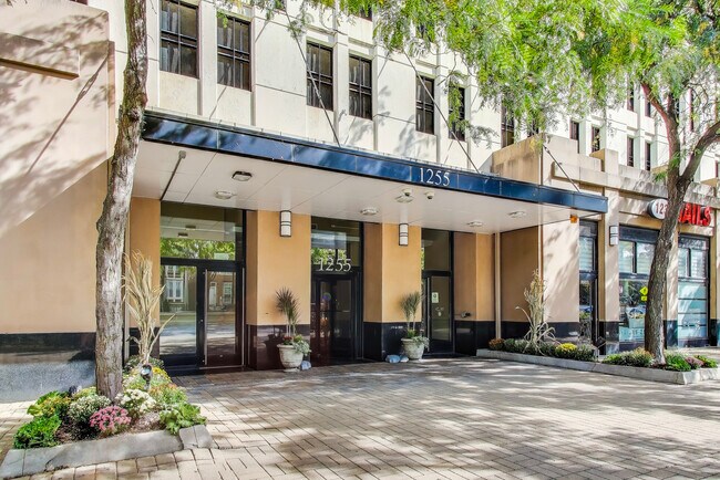 Foto del edificio - 1255 S State St