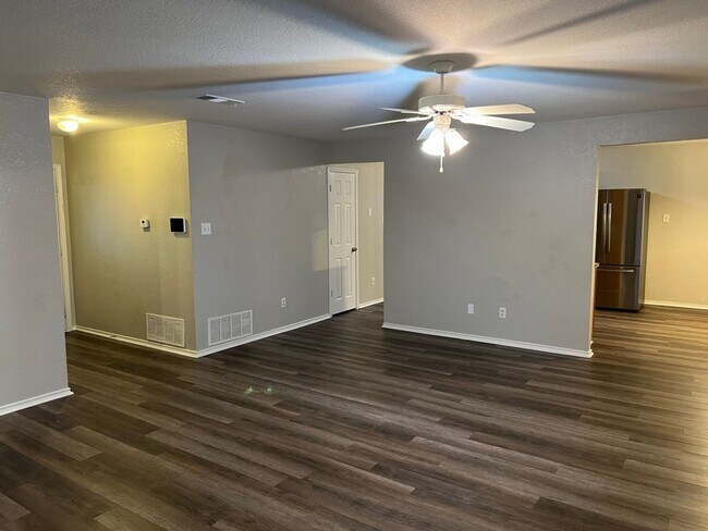 Foto del edificio - RENT SPECIAL - AVAILABLE NOW!