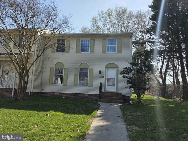 Building Photo - 830 Larch Way