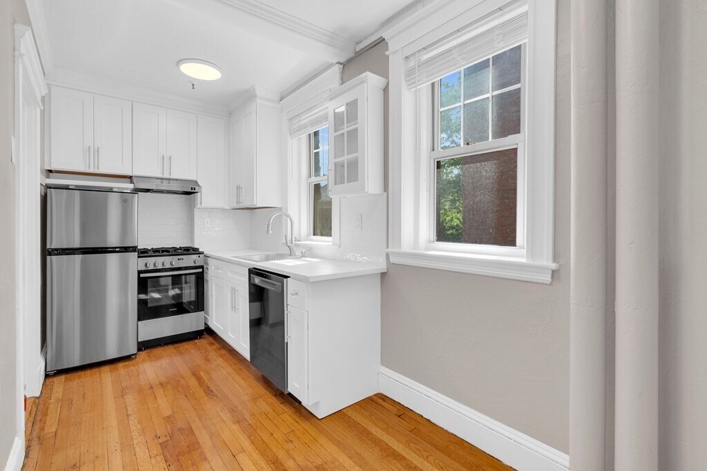 Primary Photo - 122 Riverway