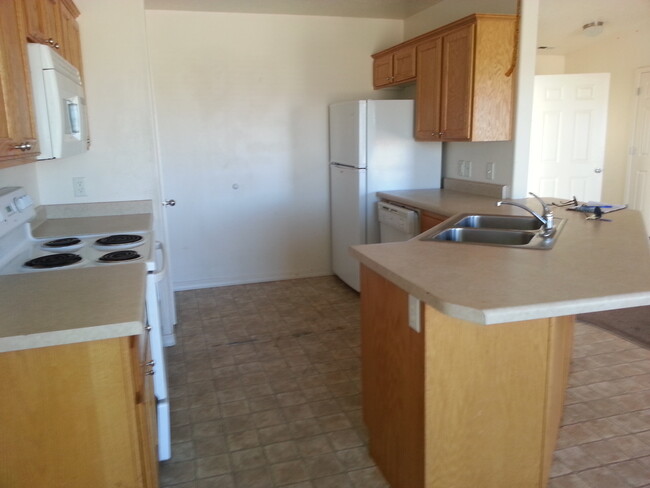 Building Photo - 3 bedroom 2 bath Twin Home - Pets considered!