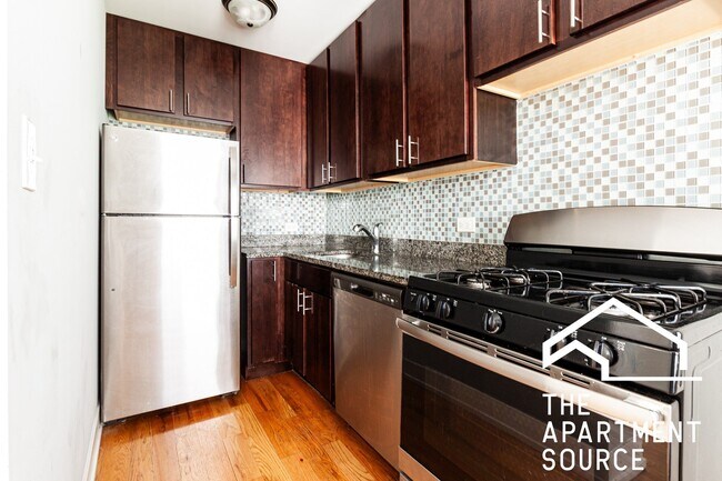 Photo - 425 W Roscoe St (Chicago, IL) Apartment