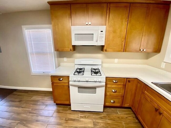 Building Photo - Beautifully Updated 2 Bed 1 Bath unit in R...