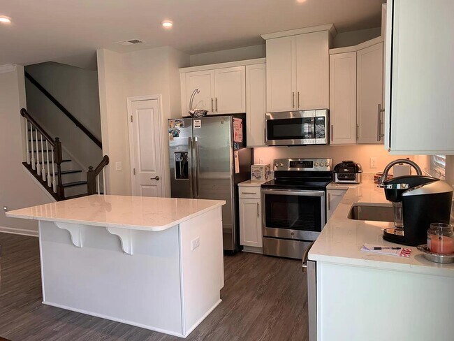 Foto del edificio - 121 Lilywood Ct