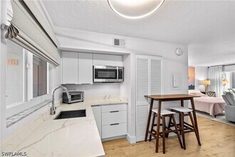 Building Photo - 377 Vanderbilt Beach Rd
