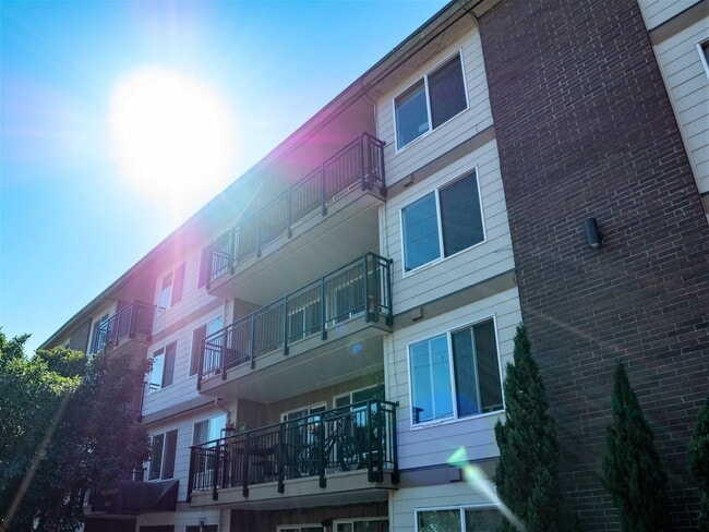 Building Photo - Spacious Renovated 2 Bed 1.5 Bath with Cor...