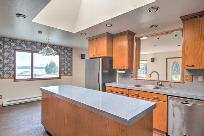Building Photo - 3 Bedroom Home with views in Beautiful Dug...