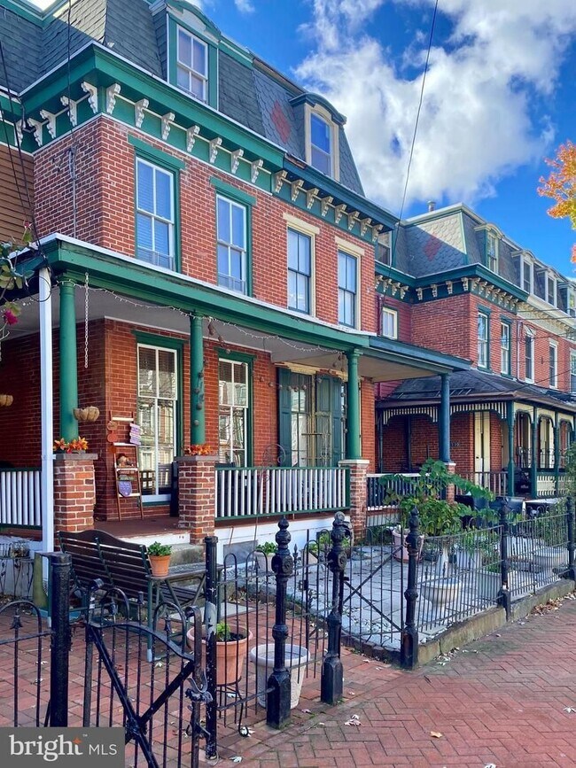 Building Photo - 112 Linden St