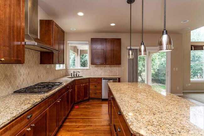 Foto del edificio - Elegant Home in Prime Location Near Privat...