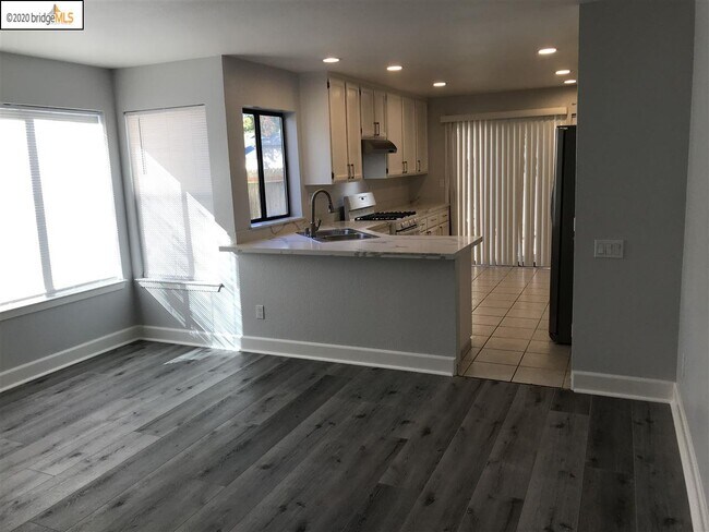 Foto del edificio - 380 Robinwood Ave