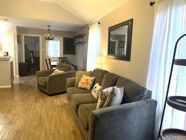 Foto del edificio - 4210 Field Meadow Dr