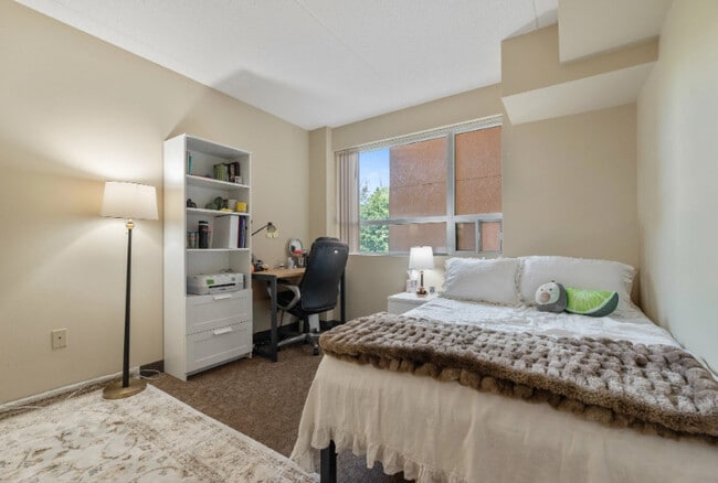 Photo du bâtiment - West Village Suites - Student Living