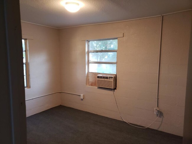 Building Photo - 1002 Ola Dr