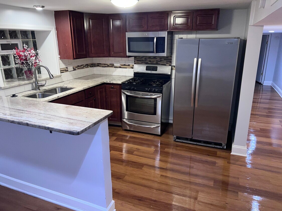 Kitchen - 5741 N Artesian Ave