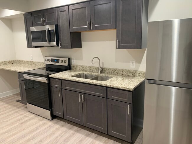 Building Photo - 281 Oak Dr