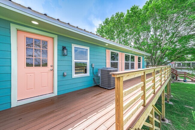 Building Photo - 319 Palm Dr