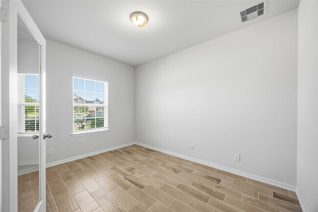 Building Photo - 2402 Mount Dana Dr
