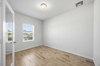 Building Photo - 2402 Mount Dana Dr