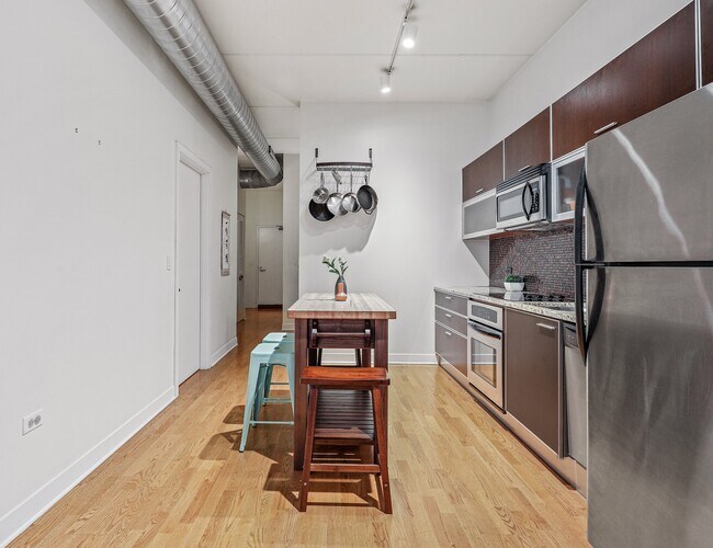 Kitchen - 660 W Wayman St
