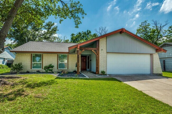 Building Photo - 4825 Cloverdale Ln