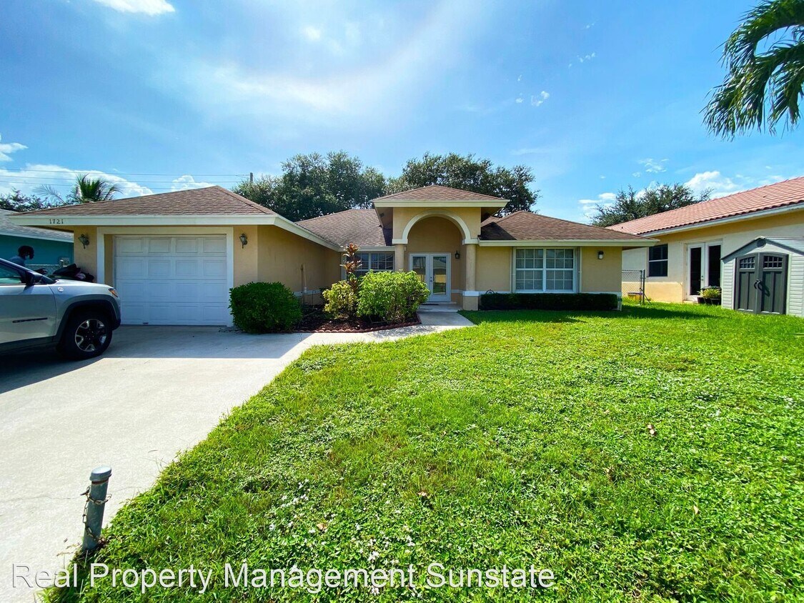 Primary Photo - 1721 Essex Ln