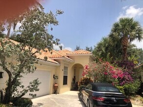 Building Photo - 4601 Hammock Cir