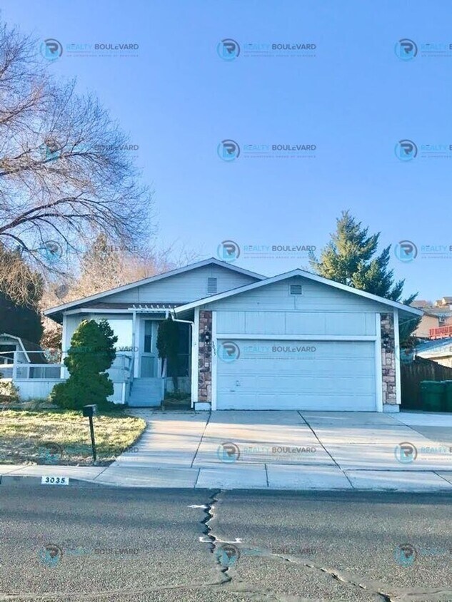 Foto principal - 3BR/2BA Single-Story with Backyard, RV Par...