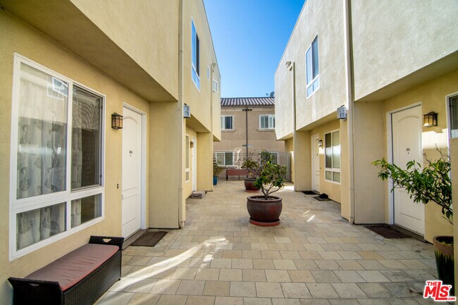 Foto del edificio - 11428 National Blvd