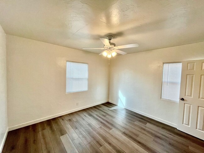 Building Photo - Newly Renovated 2 Bedroom Detached Unit with Private Patio, Updated Fixtures and Parking!