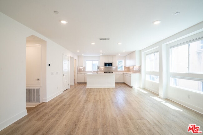 Foto del edificio - 5257 Bainbridge Pl