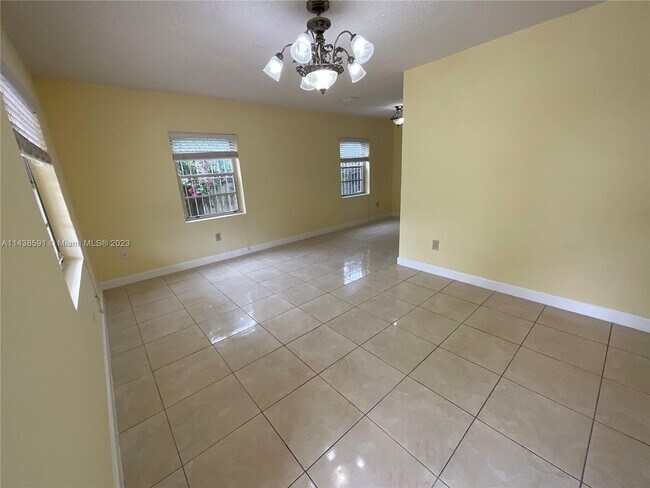 Foto del edificio - 255 SW 60th Ave