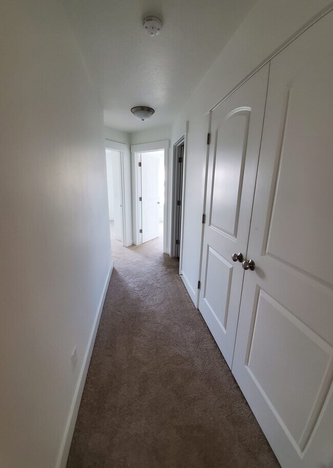 Washer Drawer Closet - 16366 S Truss Dr