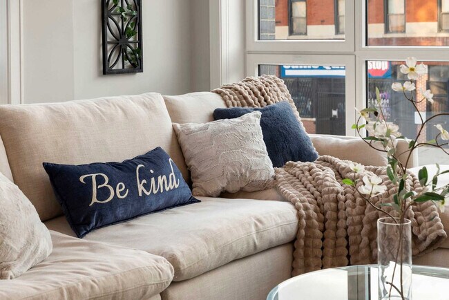 Building Photo - 2344 W Polk St