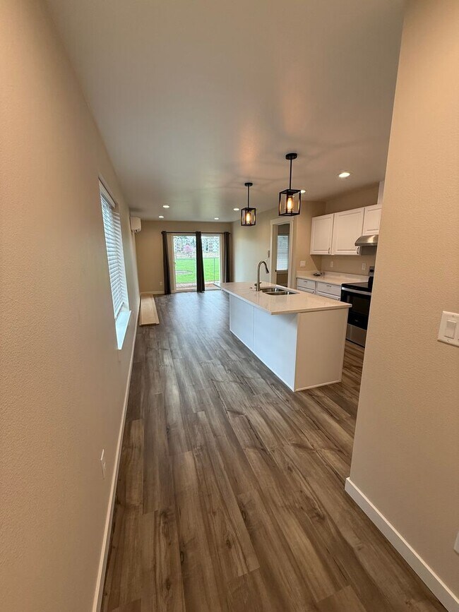 Foto del edificio - Modern Luxury ADU Retreat with Open Kitchen, Island & Private Yard