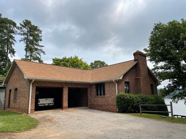 Foto del edificio - Three Bedroom Brick Ranch in Terrell with views of Lake Norman