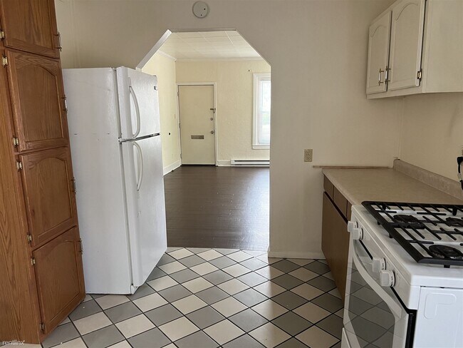 Building Photo - 1 br, 1 bath House - 150 W Broadway St