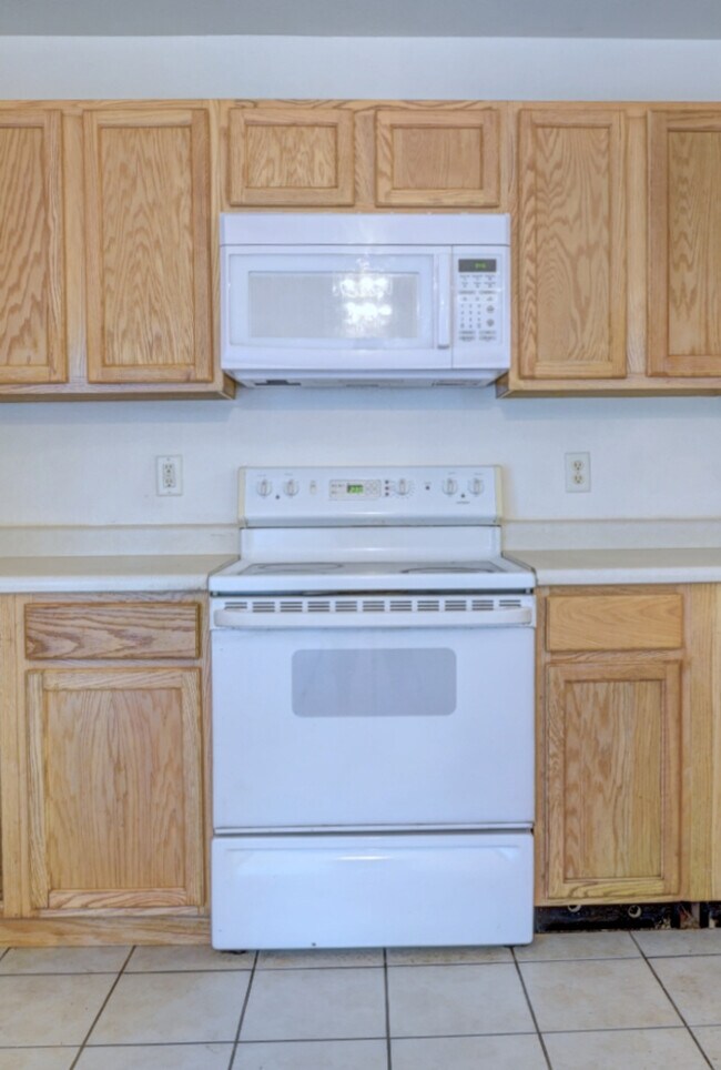 Building Photo - 402 Broken Arrow Dr