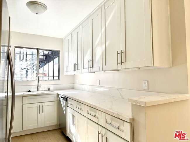 Building Photo - 925 S Holt Ave