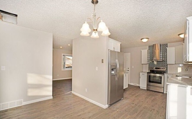 Building Photo - Beautifully Remodeled 5 Bed 2 Bath House i...