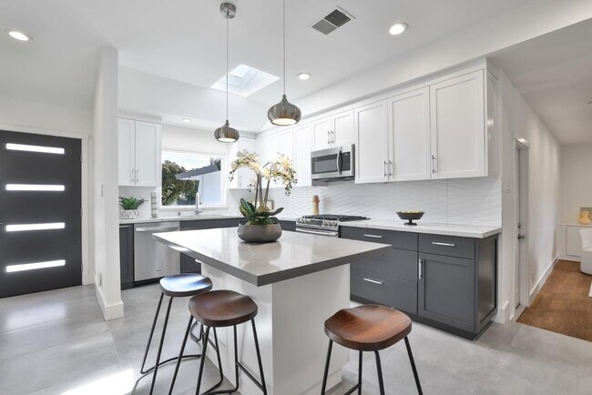 Foto del edificio - 5953 Shawcroft Dr